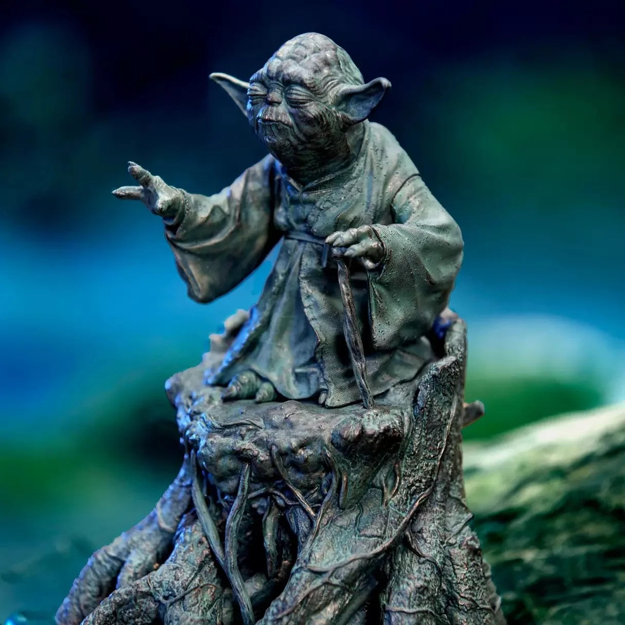 Yoda フィギュア 約60cm Star Wars Star Wars Yoda Bronze Figure on Disney Store - May the 4th